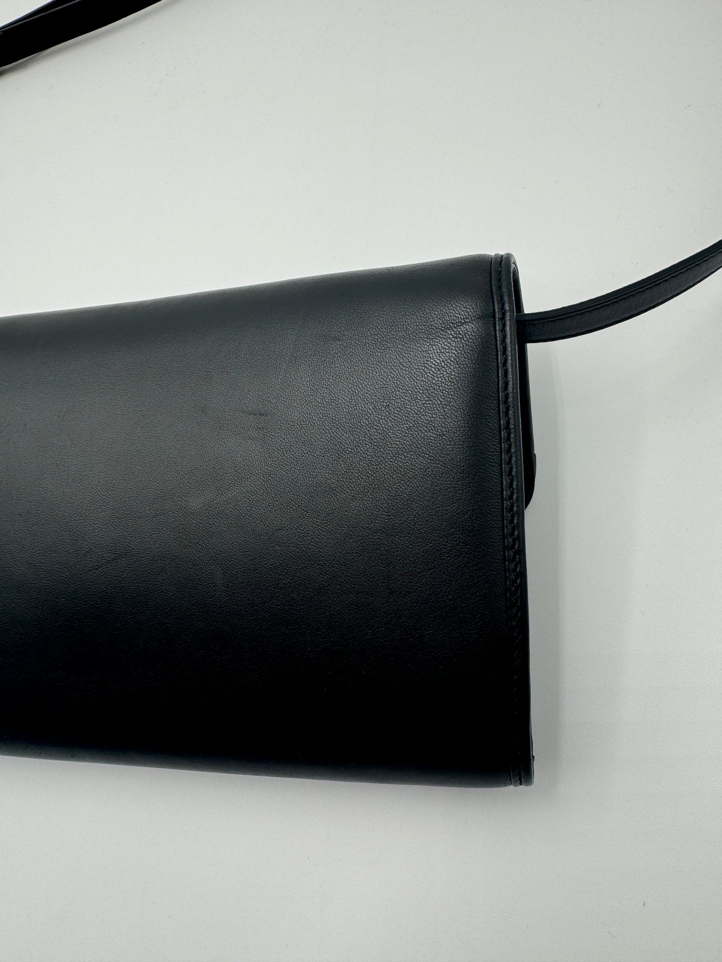 BLACK LEATHER GUCCI CROSSBODY (LIKE-NEW!)