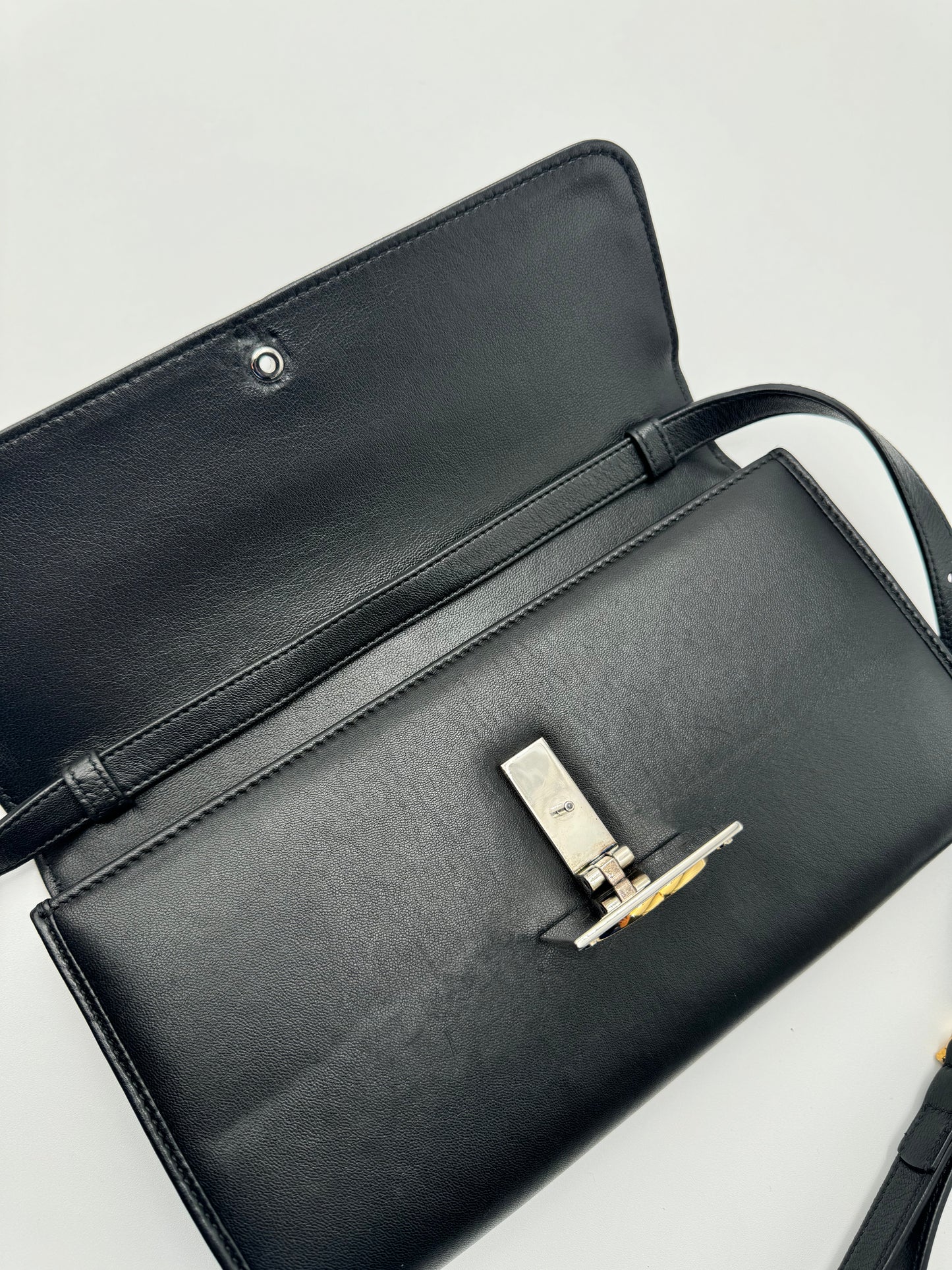 BLACK LEATHER GUCCI CROSSBODY (LIKE-NEW!)