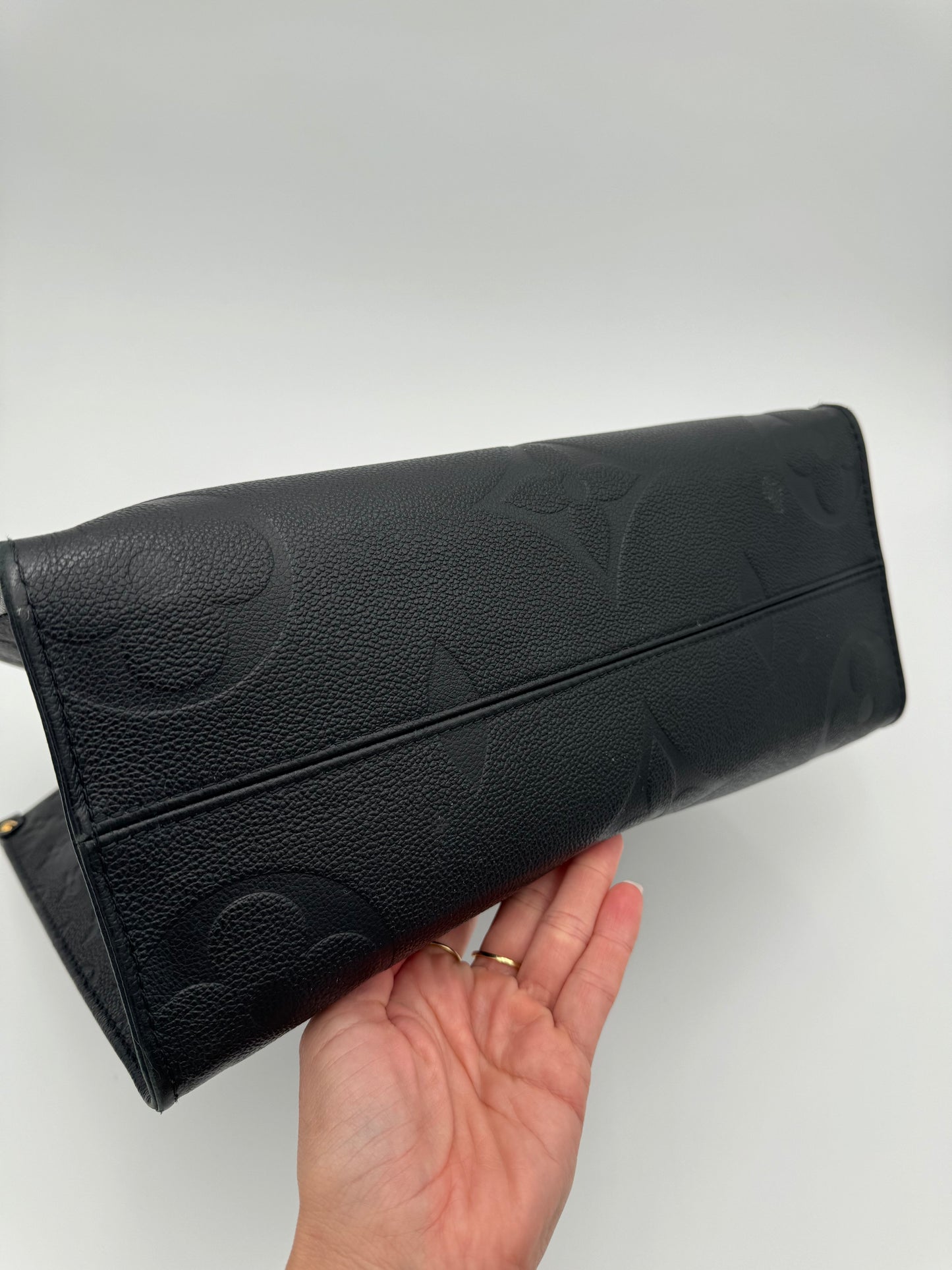 LOUIS VUITTON BLACK ON THE GO MM