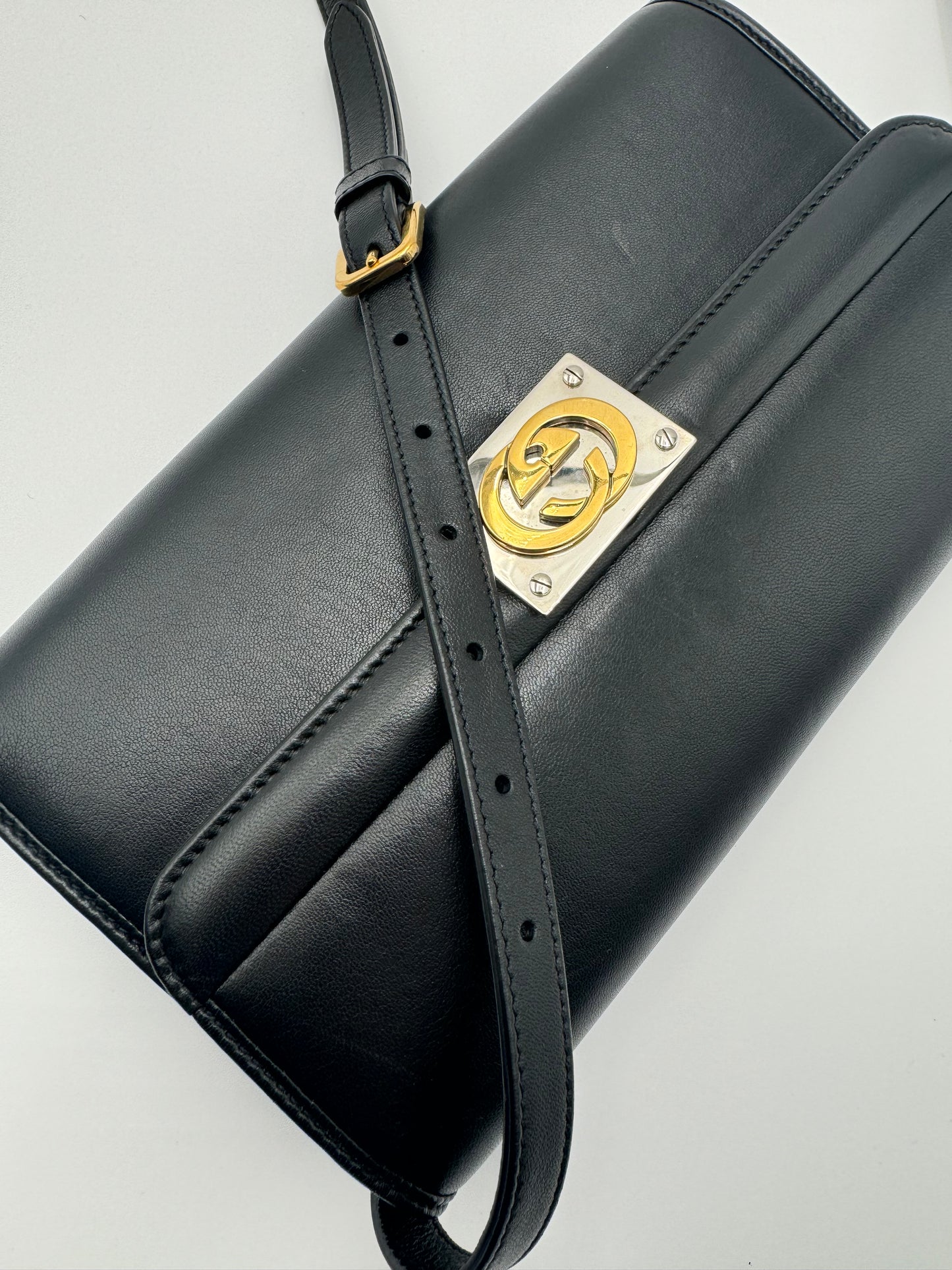 BLACK LEATHER GUCCI CROSSBODY (LIKE-NEW!)