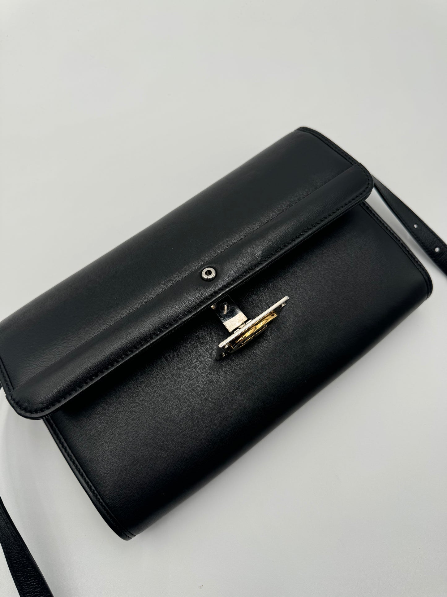 BLACK LEATHER GUCCI CROSSBODY (LIKE-NEW!)