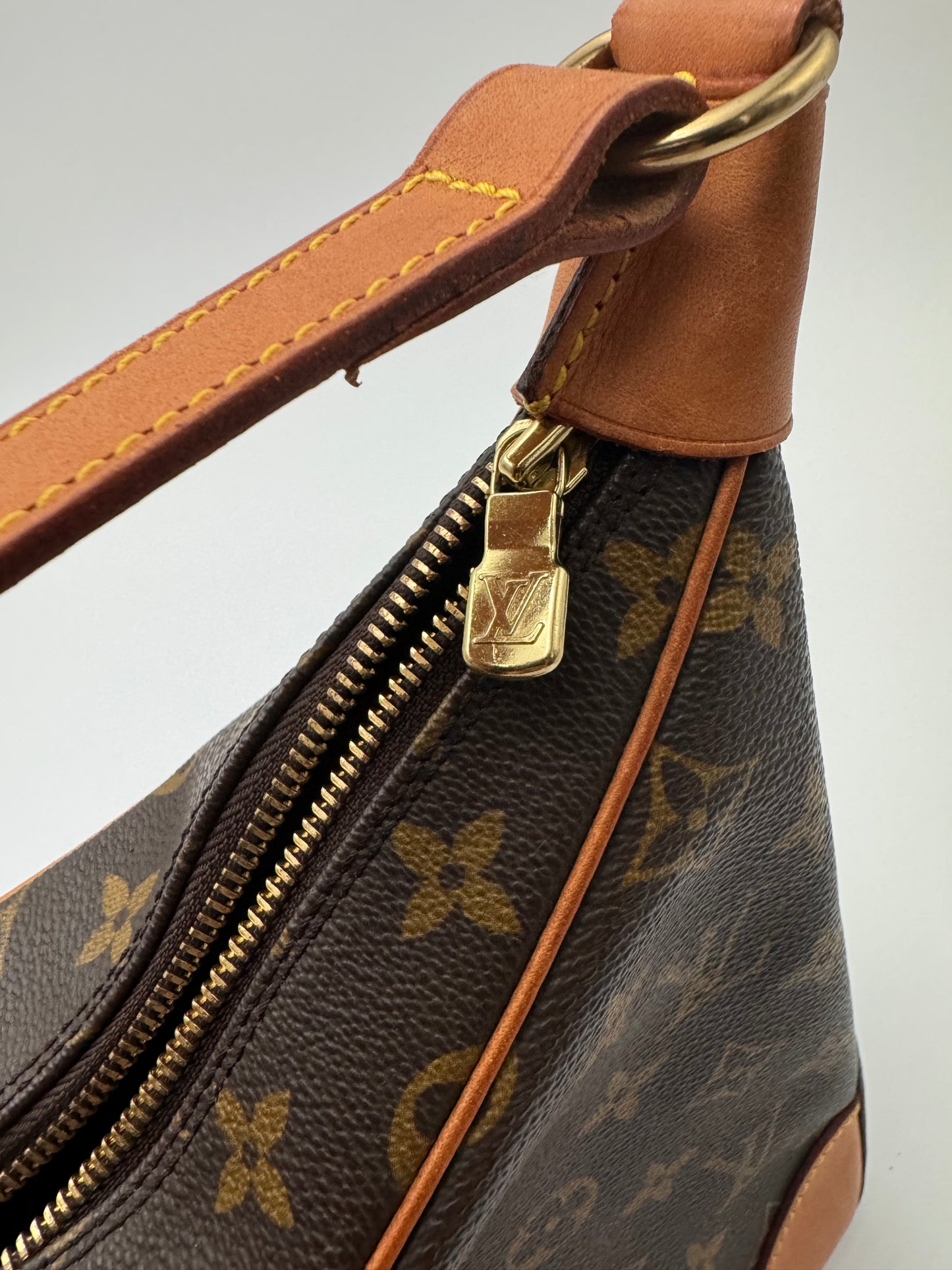 LOUIS VUITTON BOULOGNE 30 SHOULD BAG