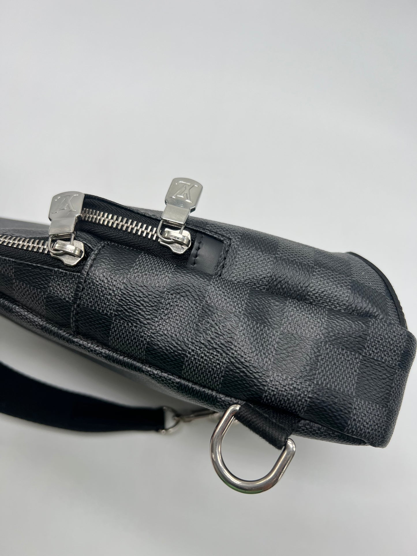 LOUIS VUITTON DAMIER SLING (LIKE NEW!)