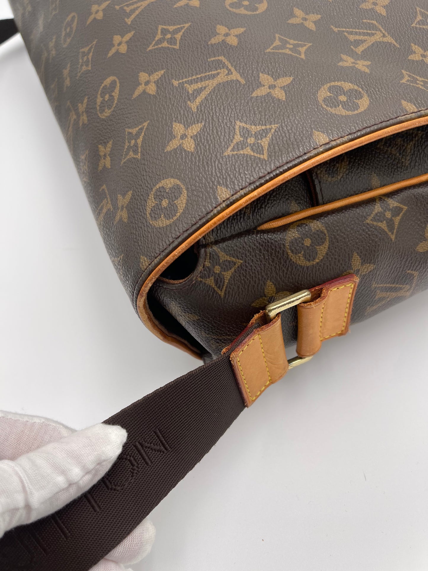 LOUIS VUITTON MESSENGER BAG